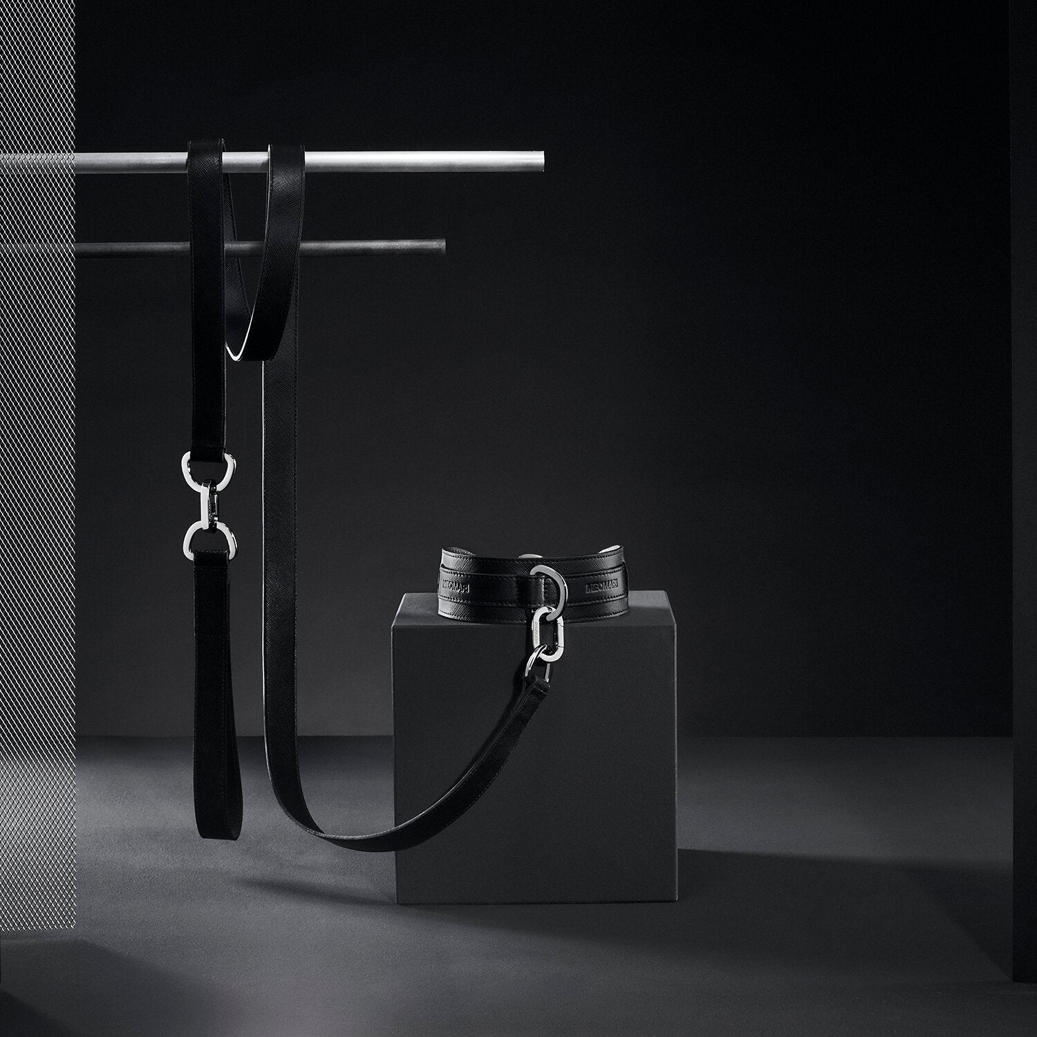 Luxury dog leash in black Saffiano leather with Gold